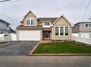 34 Mound St, Lindenhurst, NY 11757