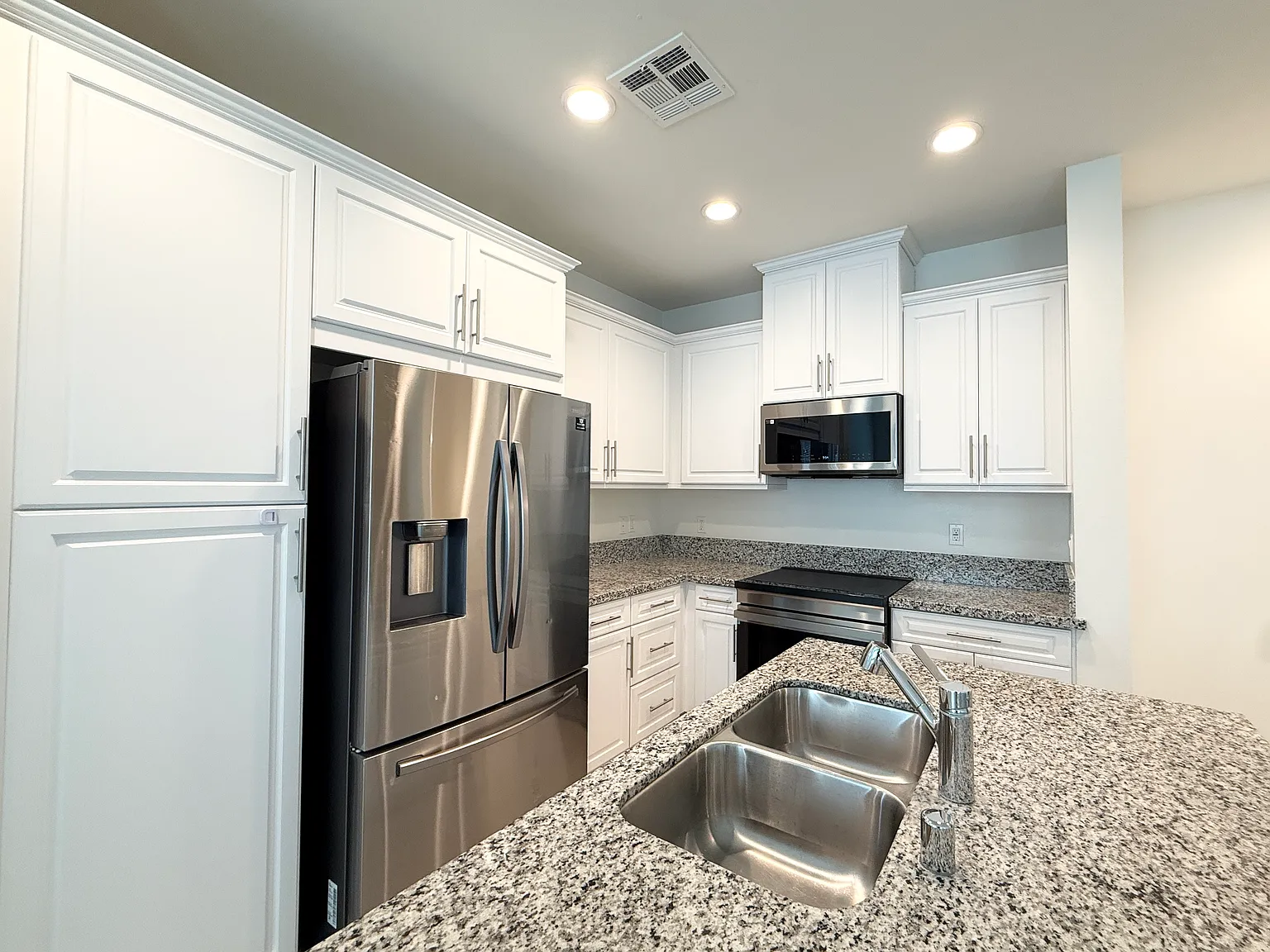 3 bed, 2.5 bath, 1406 sqft, $3,800 — Photo 3