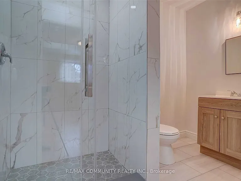 435 Maplewood Dr — Photo 4
