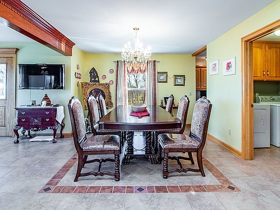 Neutral tile flooring