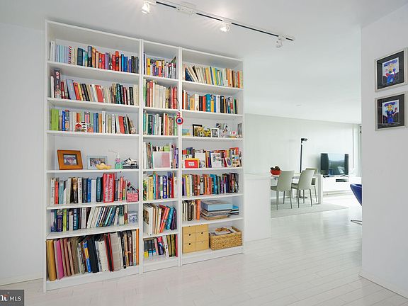 3rd image of 604 S Washington Sq APT 1109