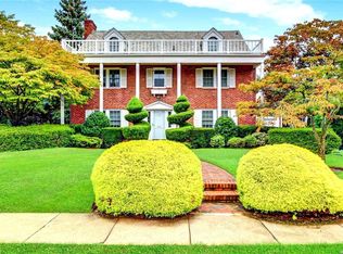 95 Andover Rd, Rockville Centre, NY 11570