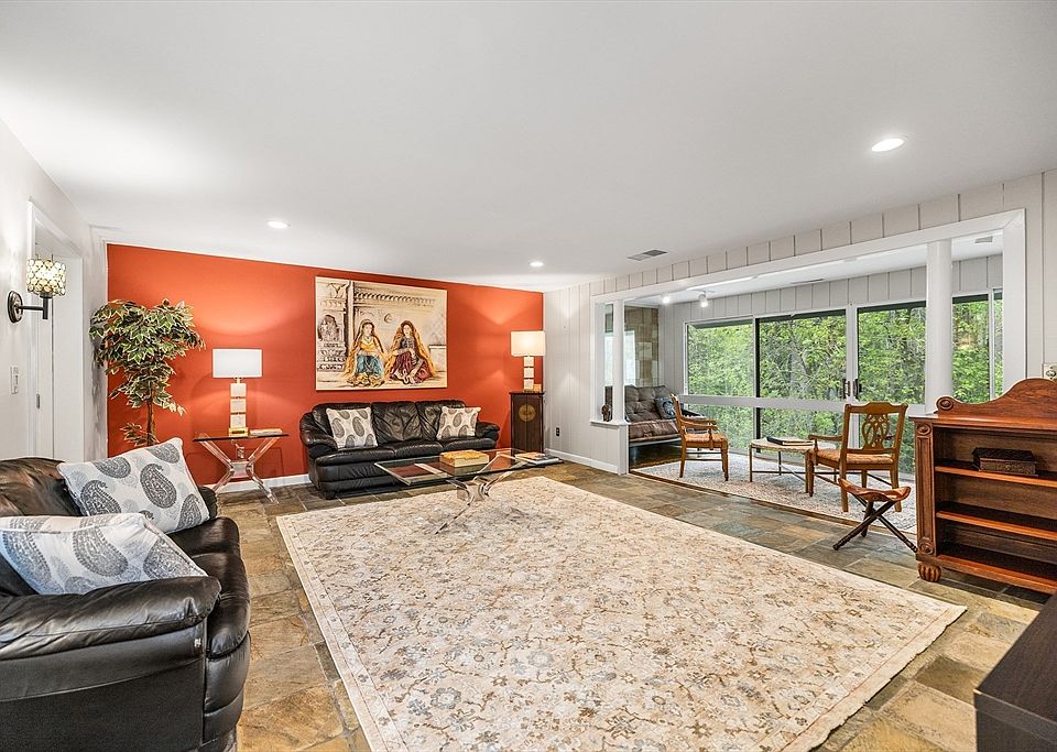 1st image of 370 Great Rd APT 8