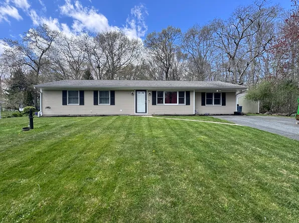 16 Mohawk Dr, Dartmouth, MA 02748