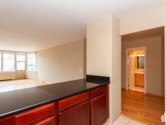 4th image of 525 W Hawthorne Pl #115