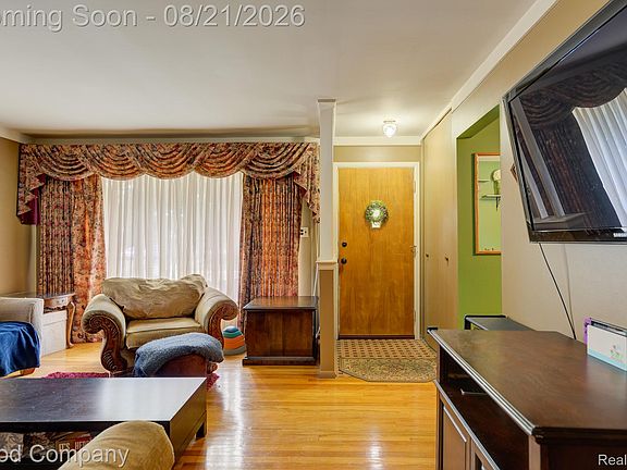 4th image of 910 School St