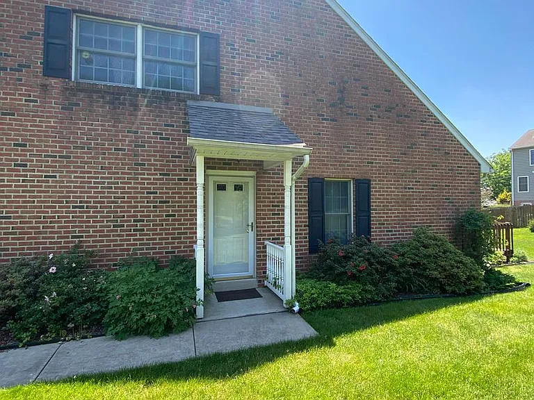 472 Hillside Dr — Photo 2
