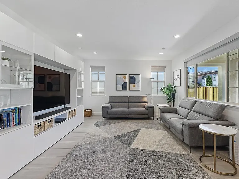410 E Redberry Pl — Photo 7