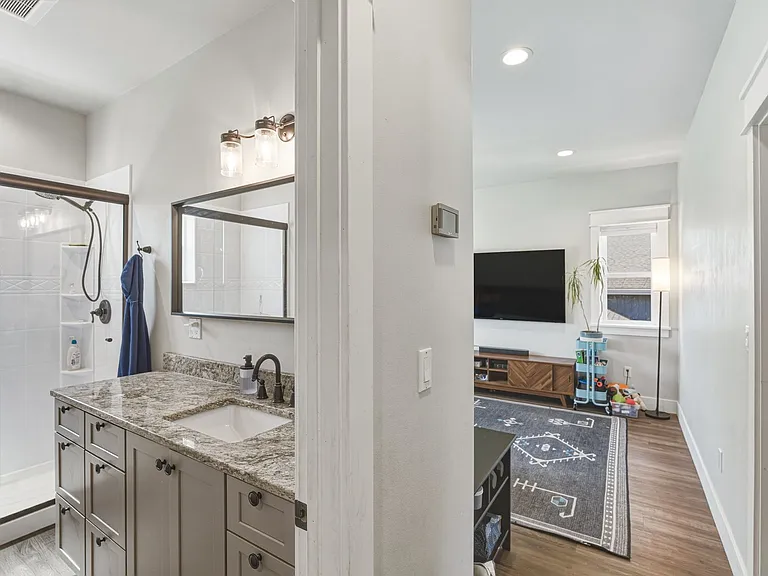 317 Meadow Dr — Photo 13