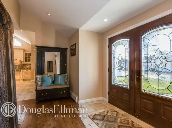 13 Edwards Ln E, Blue Point, NY 11715