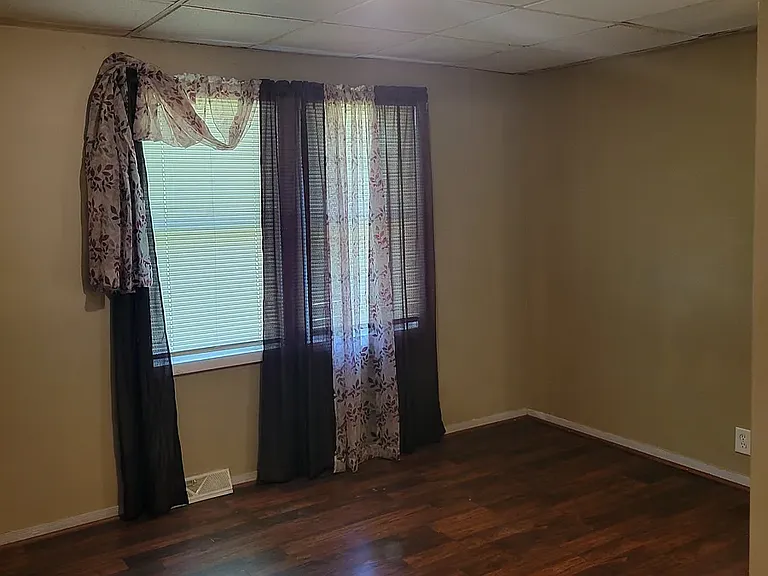 809 E 36th Pl — Photo 3