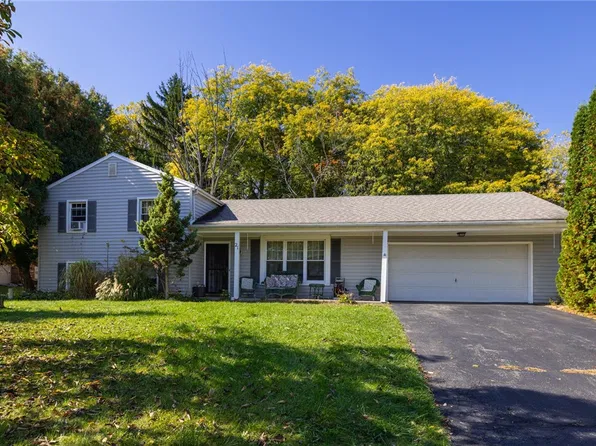 21 Blackwatch Trl, Fairport, NY 14450