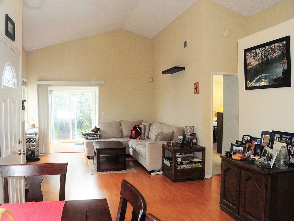 living area with vaulted ceiling