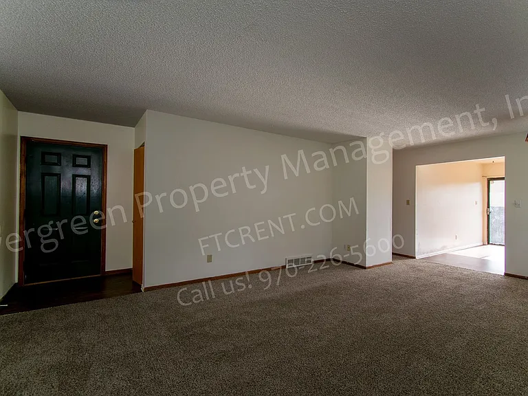 704 Ponderosa Dr — Photo 2