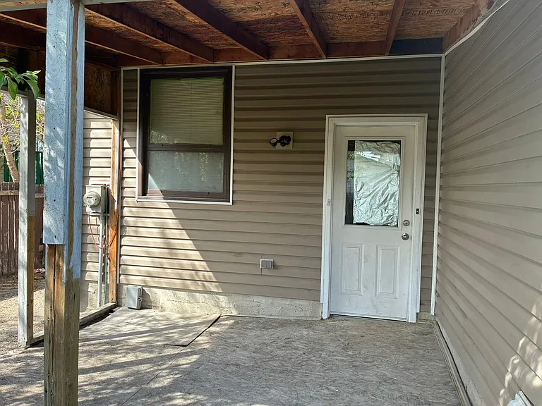 8 Castleglen Cres NE — Photo 2