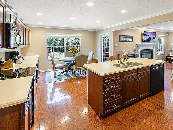 5th image of 11462 Woodcliff Dr #5