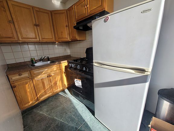 5th image of 776 Hancock St Floor 2