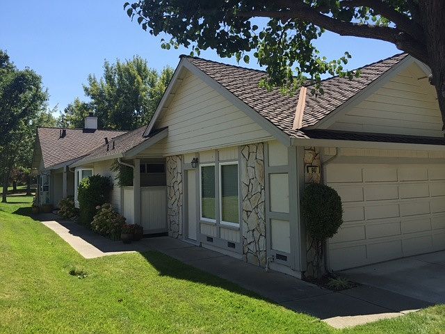 1 STORY END UNIT TOWNHOUSE