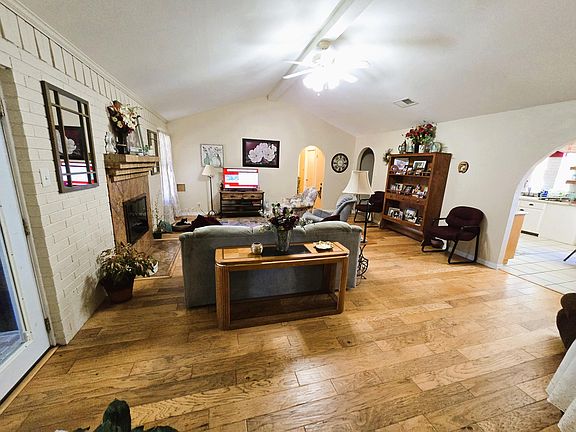 4th image of 3925 Millbrook Dr