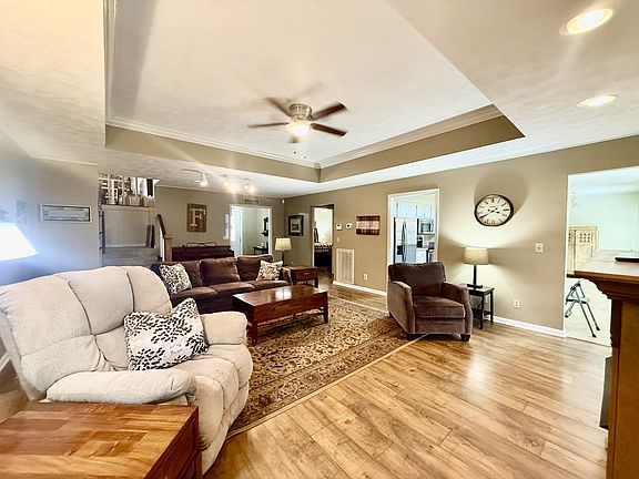 3rd image of 204 Primrose Ln