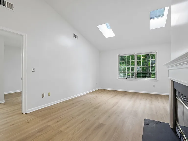 366 Potomac Dr — Photo 2
