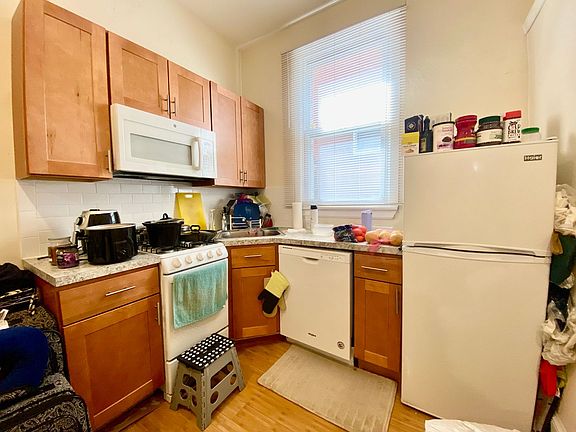 4th image of 2304-08 Locust St #4-1R