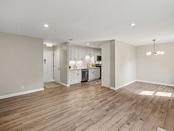 5th image of 904 Mallow Dr