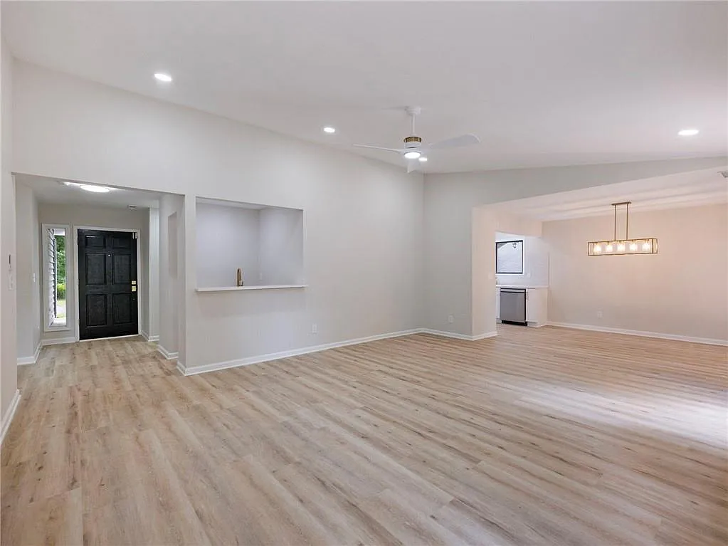 3 bed, 2.0 bath, 1575 sqft, $2,000 — Photo 4