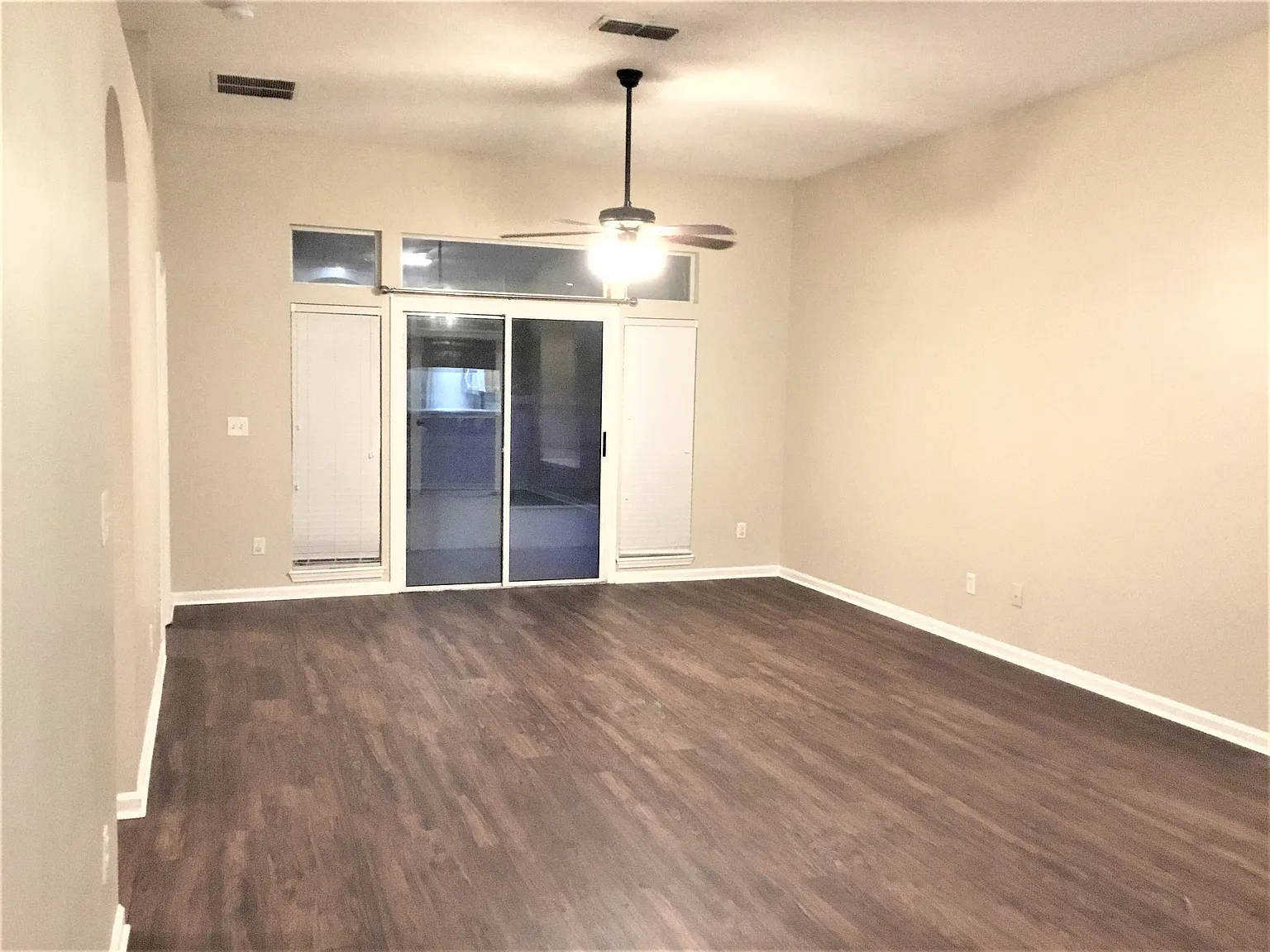 3 bed, 2.0 bath, 1354 sqft, $2,045 — Photo 4