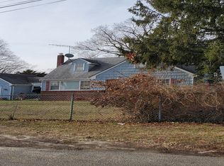 218 N Clinton Ave, Bay Shore, NY 11706
