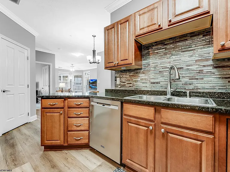 2511 Suncrest Vlg — Photo 18