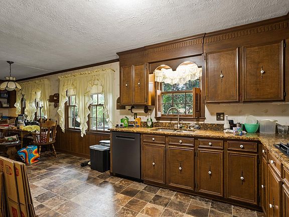 5th image of 304 S Almond Dr