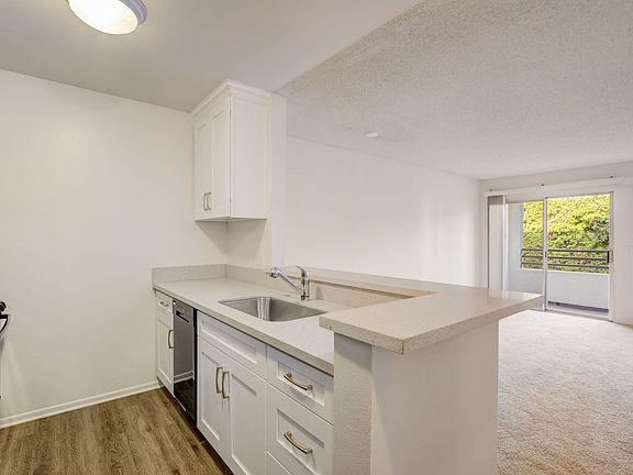 4th image of 533 N Mariposa Ave APT 224