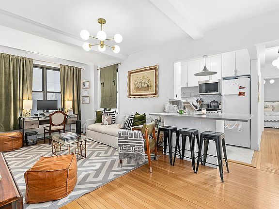3rd image of 162 W 56th St APT 602