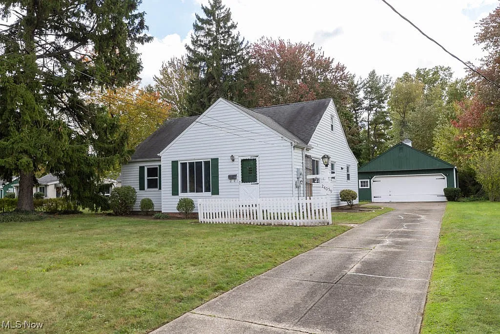 24059 Hedgewood Ave photo 1