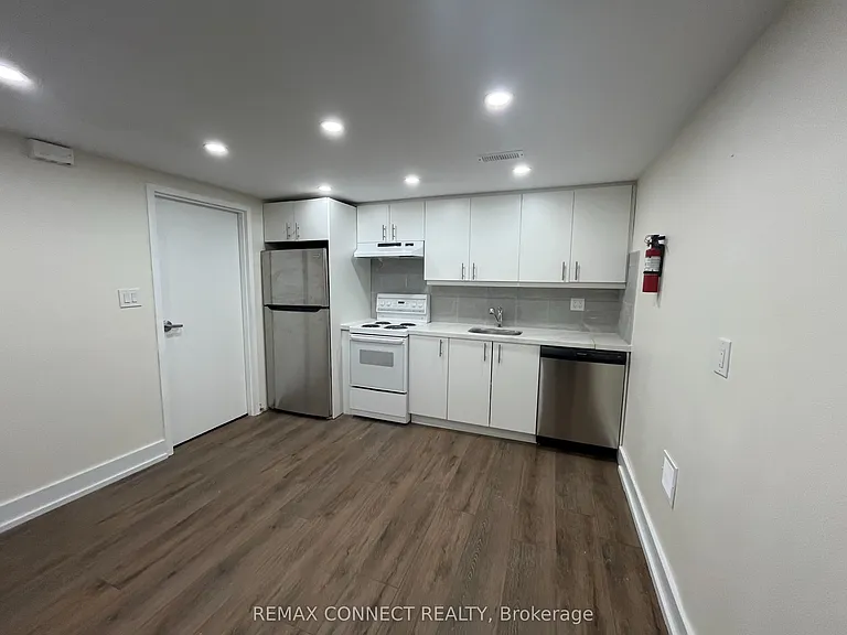 1394 Largo Cres #LOWER — Photo 16