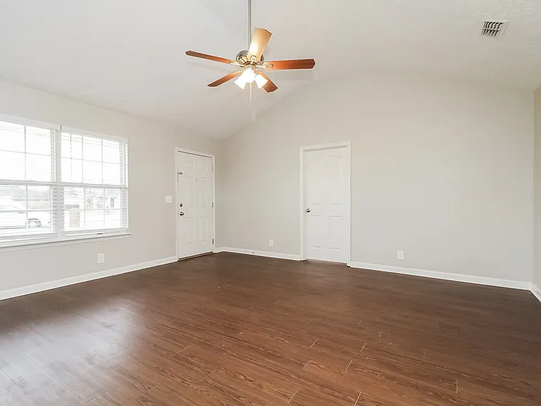1606 Vista Ct — Photo 4