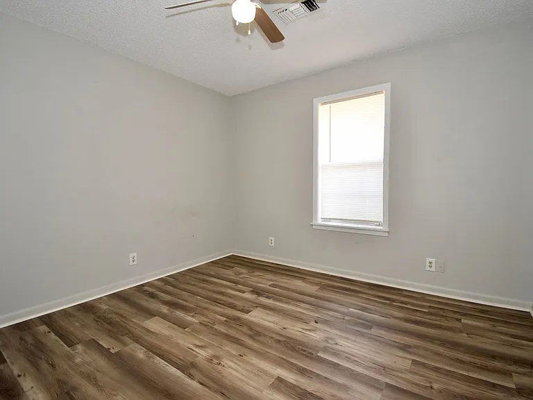 808 Laura Ln — Photo 5
