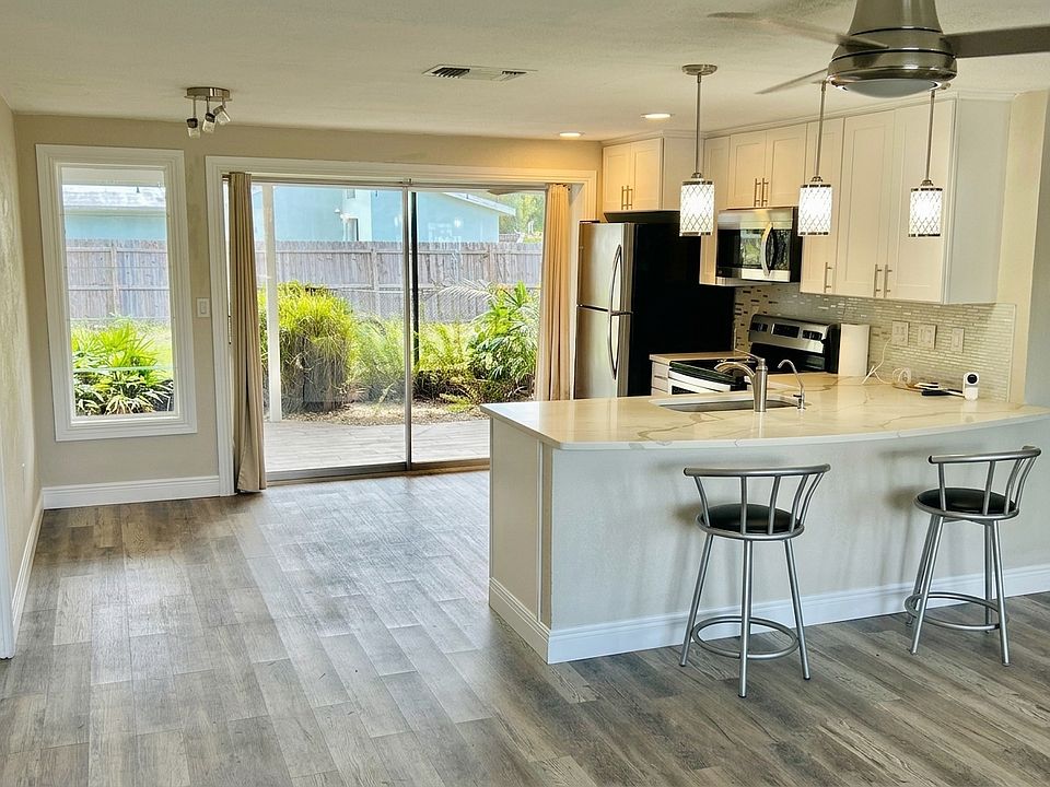 1st image of 415 Falkland Rd