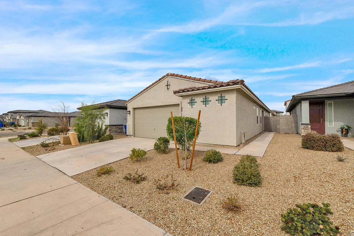 Building Photo - 17382 W Paraiso Ln