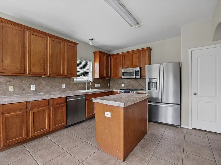 20521 Farm Pond Ln — Photo 10