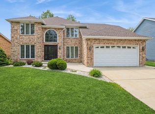 890 Woodcrest Ln, Lemont, IL 60439