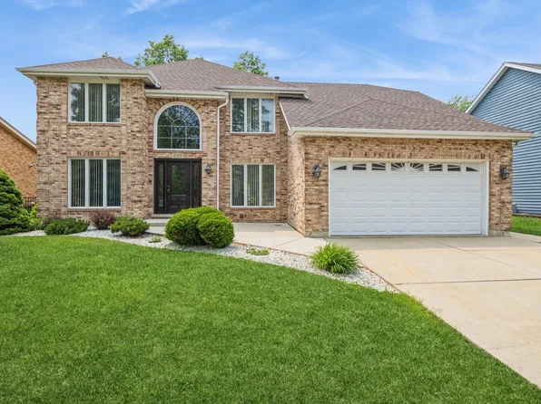 890 Woodcrest Ln, Lemont, IL 60439