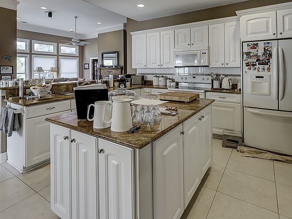 5th image of 13 Royal Pointe Dr