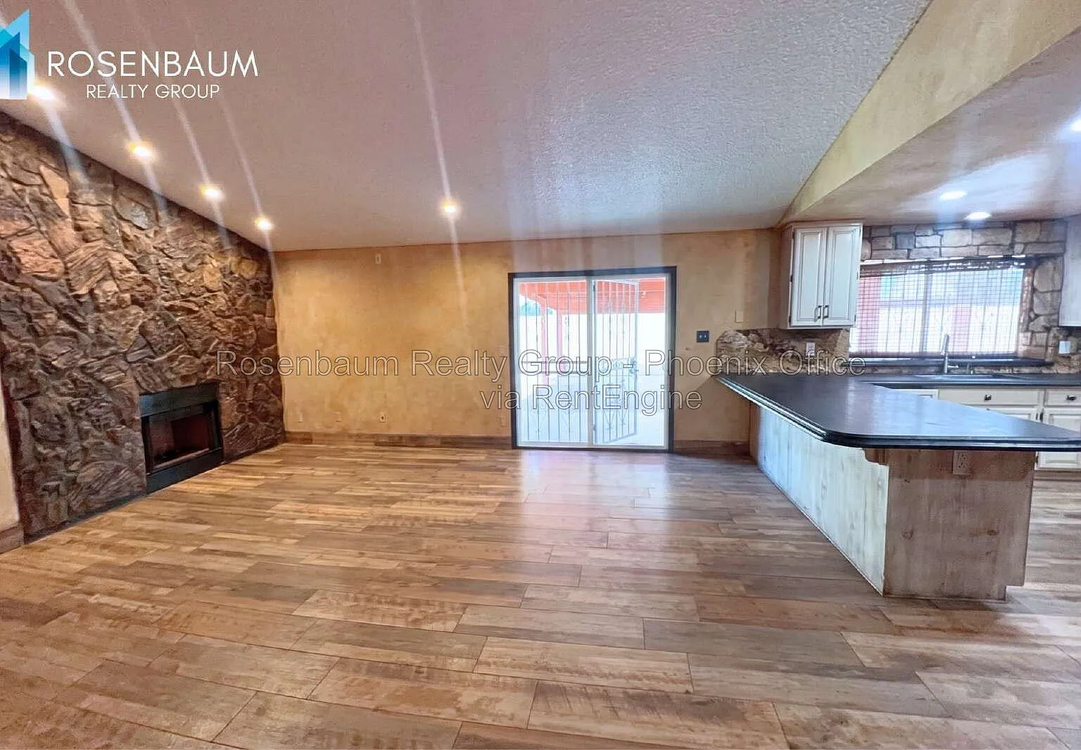 3 bed, 2.0 bath, 1512 sqft, $2,095 — Photo 2
