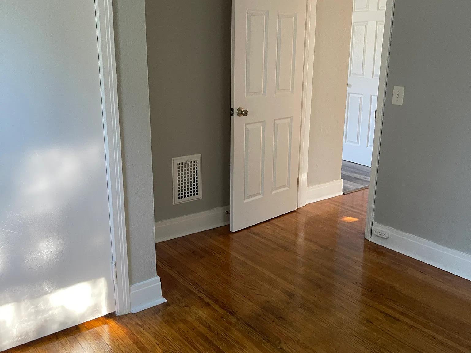 3 bed, 1128 sqft, $2,400 — Photo 4