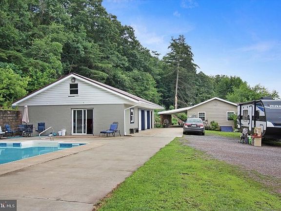 3rd image of 207 Creek Rd