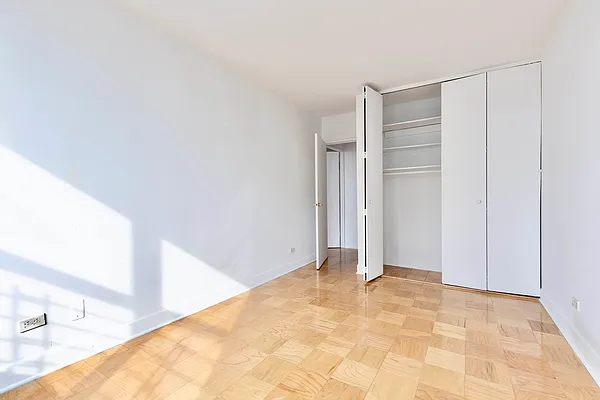 Rented by Manhattan Realty Group | media 22