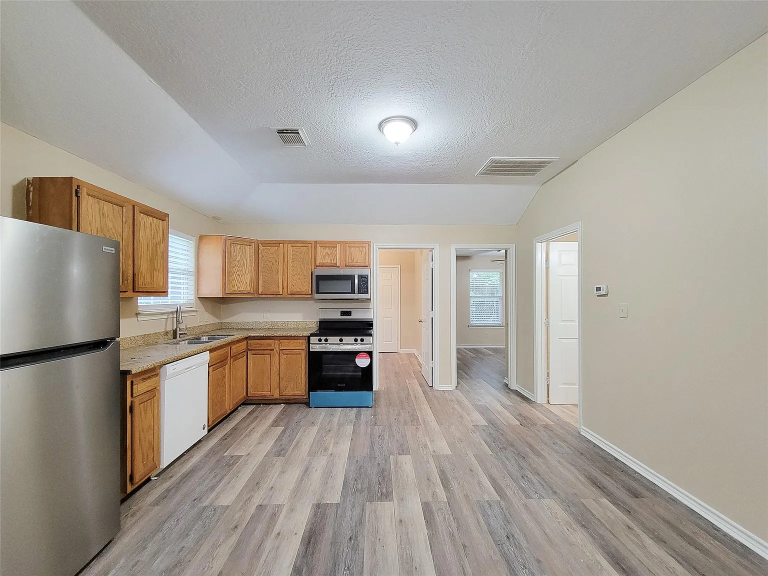3 bed, 2.0 bath, 1066 sqft, $1,500 — Photo 4