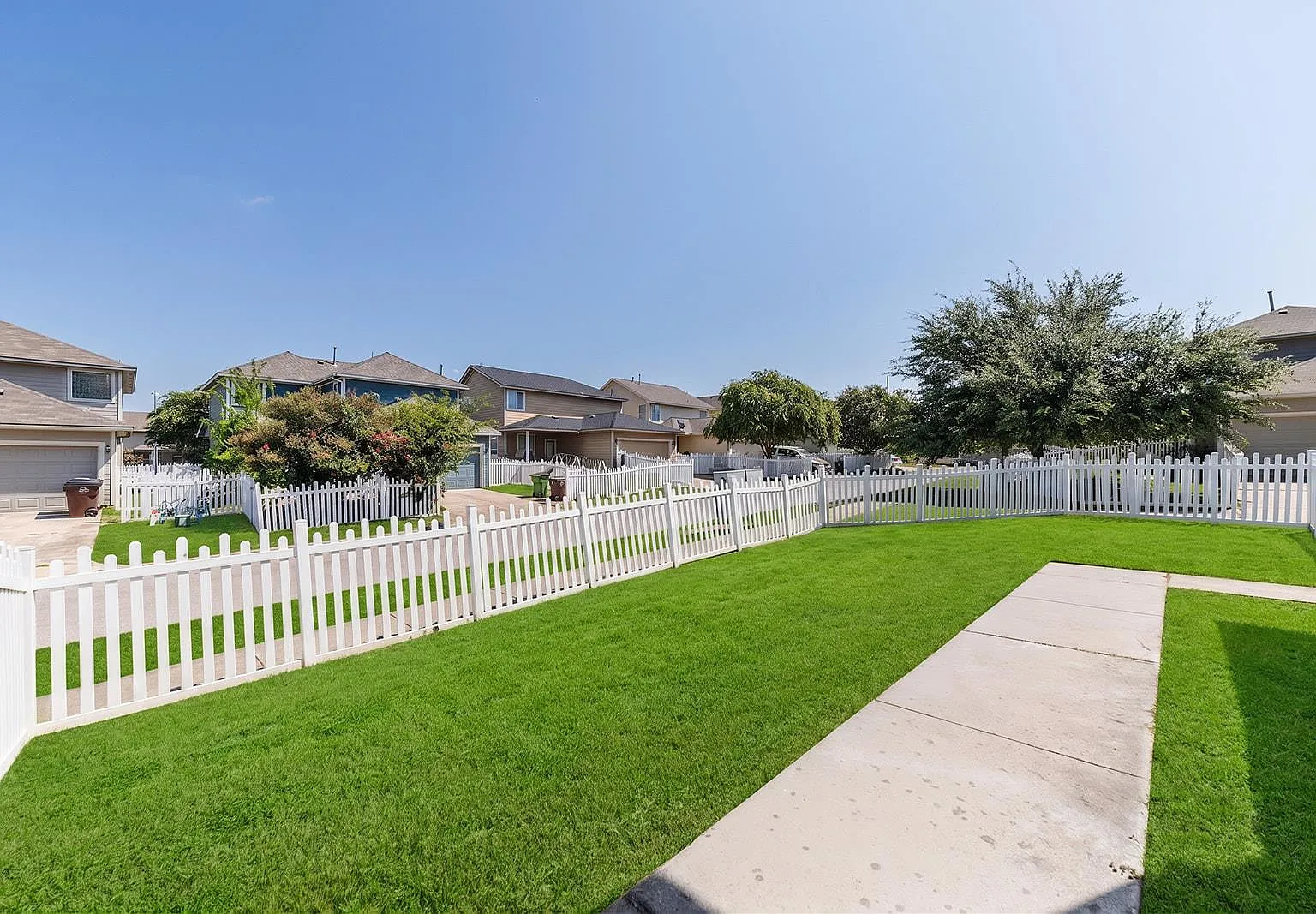 3 bed, 2.5 bath, 1470 sqft, $2,200 — Photo 4